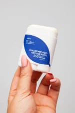 ⁦ISNTREE Hyaluronic Acid Airy Sun Stick (SPF 50+ PA++++) 22ml⁩ - الصورة ⁦2⁩